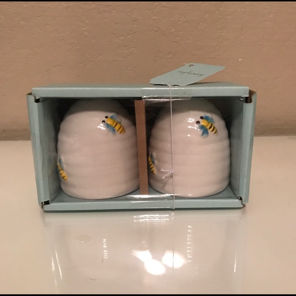 HoneyBee Spoon Rest with Salt & Pepper Shaker Set - Picture 4 of 6